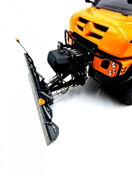 Terénní sklápěč Unimog 1:10 se sněhovou radlicí