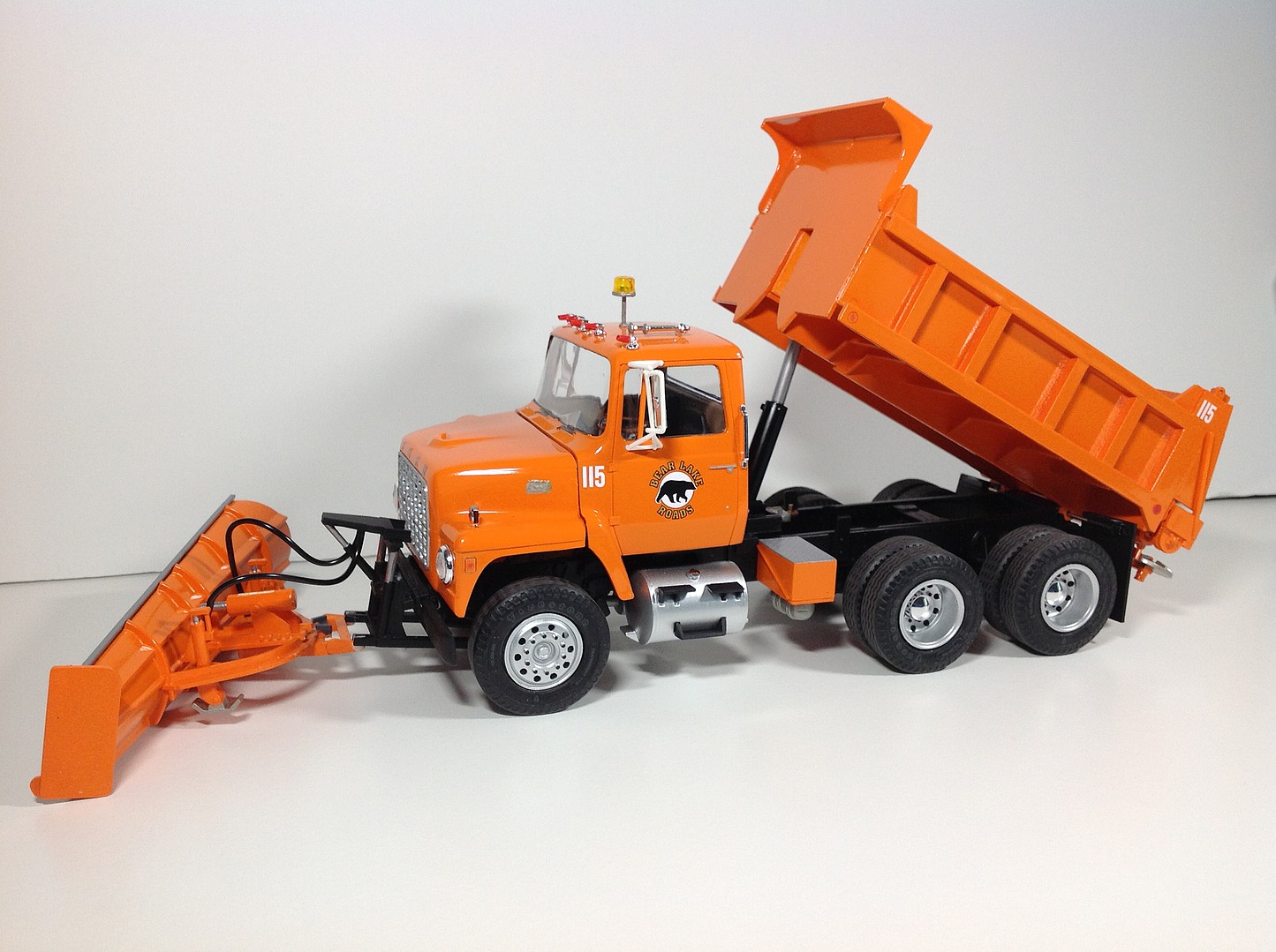 Snow Plow Ford LNT- 8000 1/25 - AMT