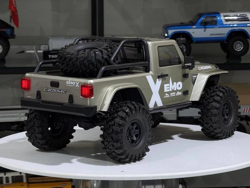 CROSS-​RC Crawler EMO X1 2025, 4x4, 1:8, RTR, střídavý pohon, stříbrošedý