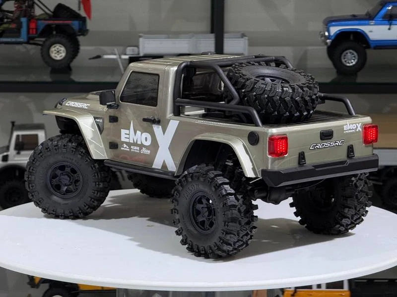CROSS-​RC Crawler EMO X1 2025, 4x4, 1:8, RTR, střídavý pohon, stříbrošedý