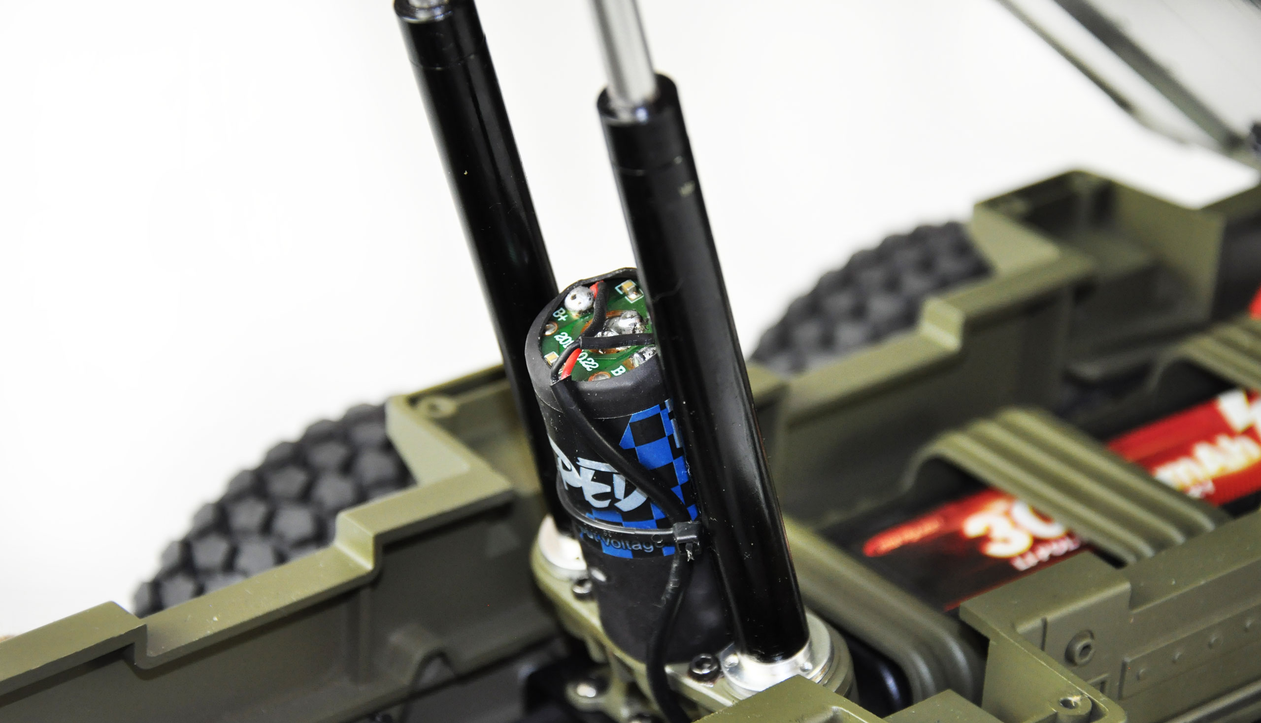 RC vojenský nákladní automobil zelený se světlem a zvukem 8CH 1/12 2.4G 8x8