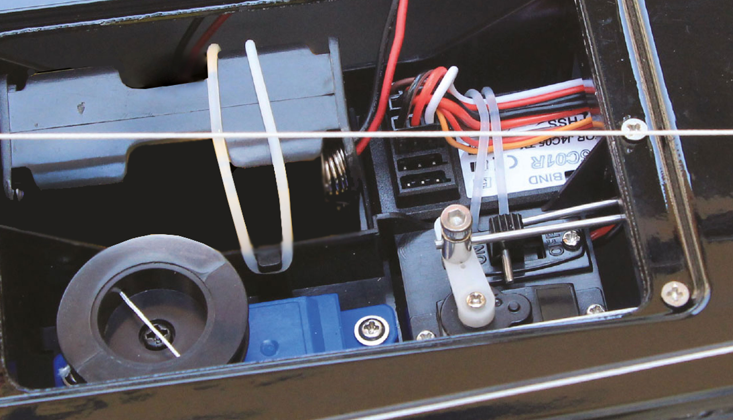 FOCUS III ZÁVODNÍ PLACHETNÍ JACHTA 100CM 2,4GHZ RTR ČERVENÁ