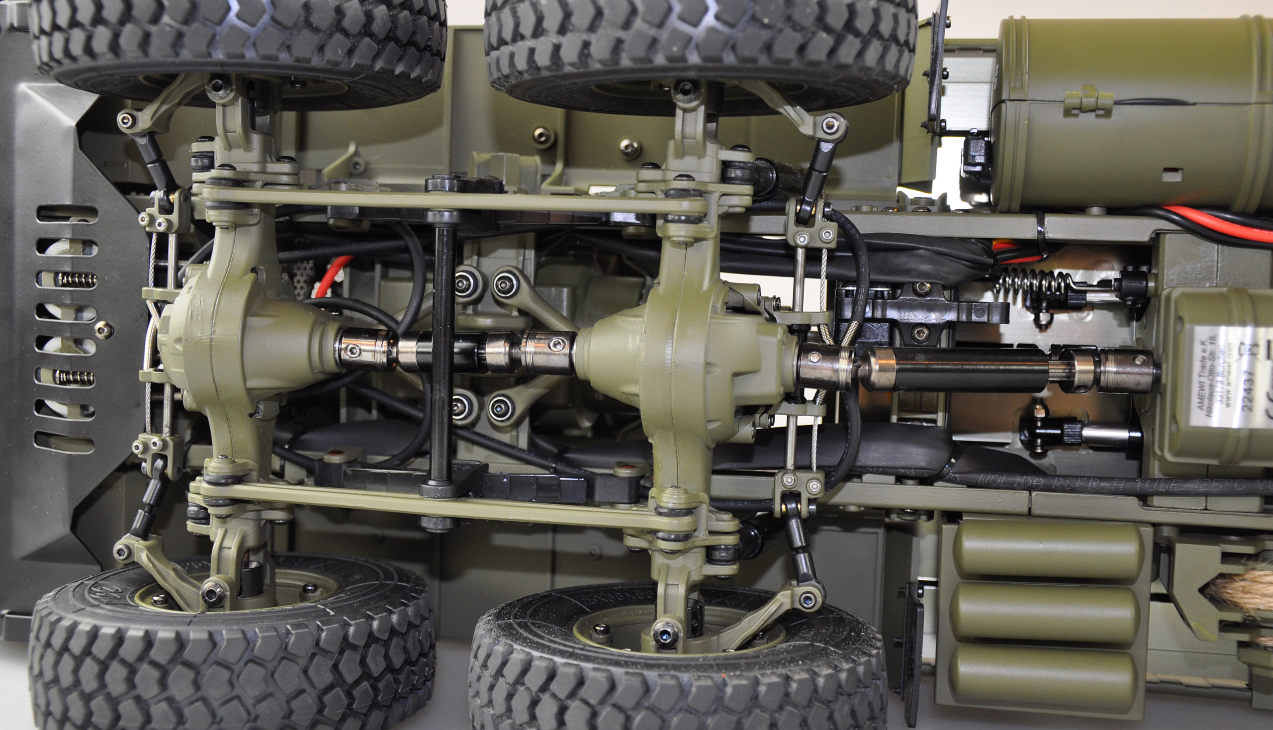 RC vojenský nákladní automobil zelený se světlem a zvukem 8CH 1/12 2.4G 8x8