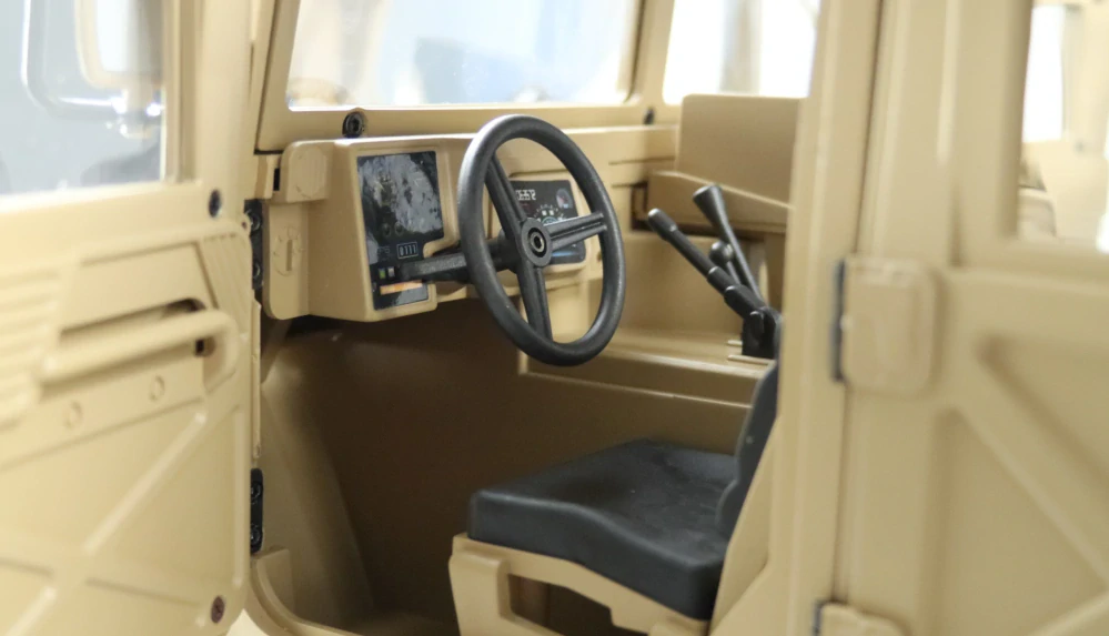 Americký vojenský nákladní vůz 4x4 1:10 RTR pískový